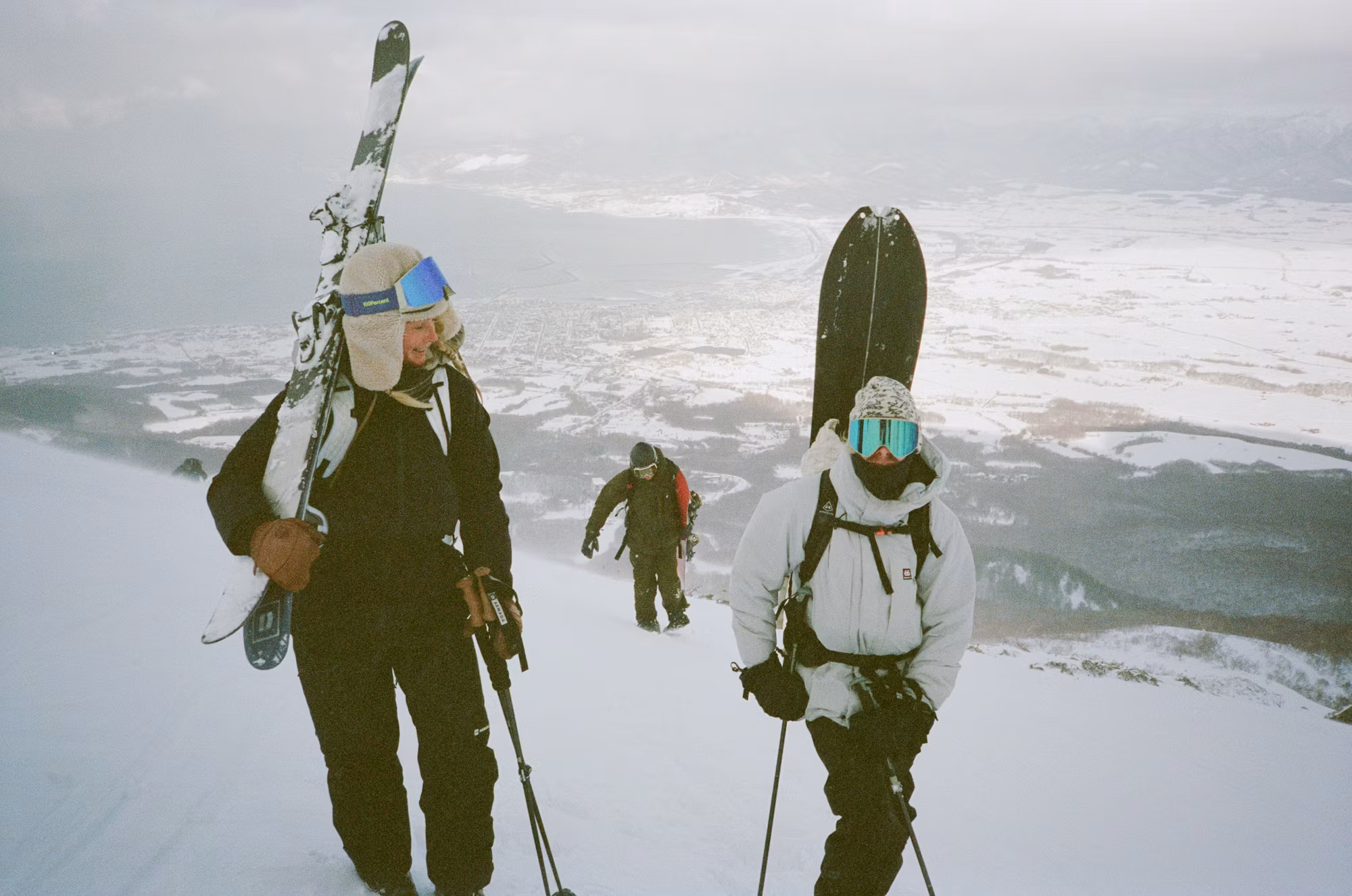 Exploring the Thrill of Snowboarding: A Guide to Techniques and Experiences